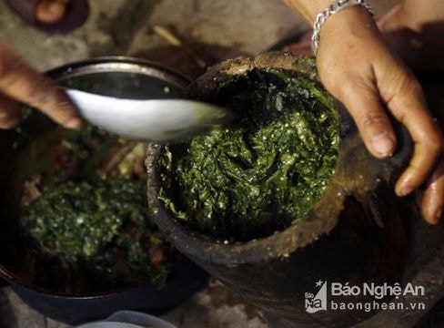 Kỳ dị món canh nấu từ xương động vật thối