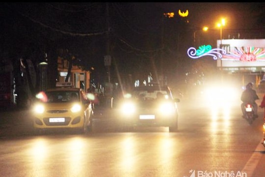 Công an TP Vinh xử phạt 85 trường hợp bật đèn pha trong nội thành