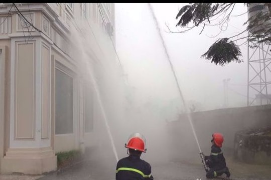 Diễn tập cháy khách sạn ở Quỳ Hợp, cứu 1 người mắc kẹt ở tầng 2