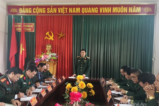 Trung tướng Nguyễn Tân Cương làm việc tại Ban CHQS Quế Phong