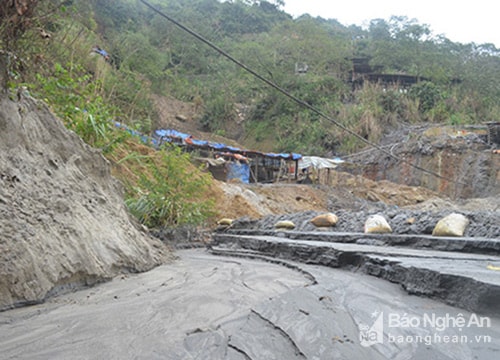 Cận cảnh đập chứa chất thải mới phát hiện trên đỉnh núi Lan Toong