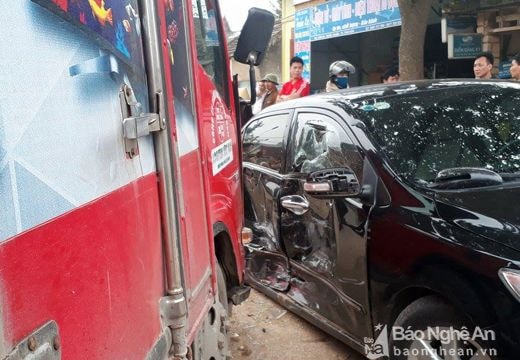 Va chạm với xe tải, ô tô con rơi xuống mương