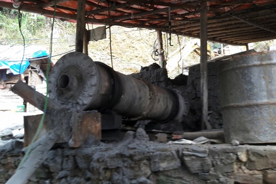 Choáng với công nghệ khai quặng thổ phỉ của công ty có đập bùn thải bị vỡ