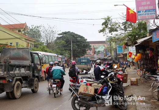 Nhức nhối nạn lấn chiếm lòng lề đường ở các phố huyện