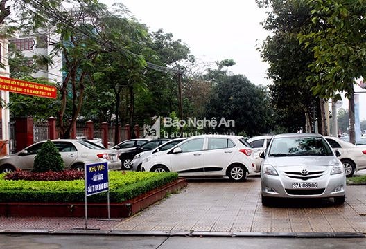 Ô tô đậu kín vỉa hè, lòng đường ở thành phố Vinh