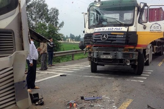 Dừng đèn đỏ, xe khách bị tông móp đuôi