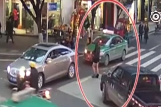 Buồn tình, ra giữa phố vứt tiền cho thiên hạ