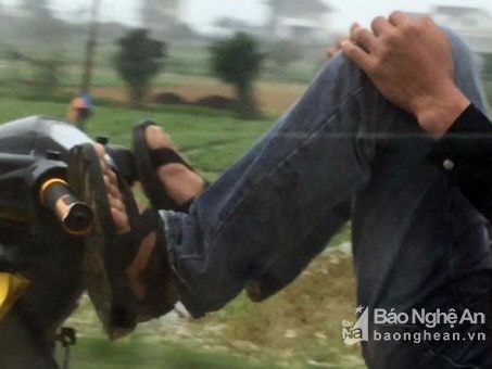 Lập biên bản nhóm thanh niên điều khiển xe máy bằng chân