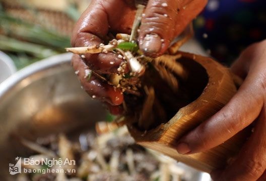 'Choáng' với món thịt chuột nấu ống tre của người Khơ Mú Nghệ An