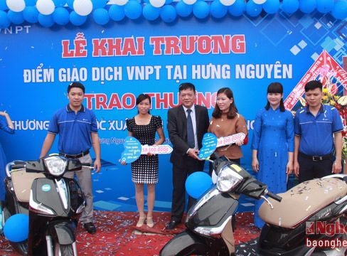 2 khách hàng VNPT Nghệ An trúng thưởng xe Piagio Liberty 125
