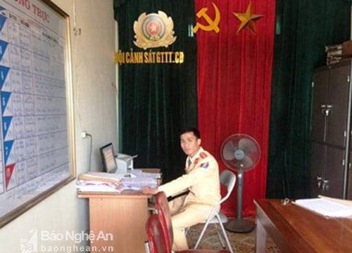 Gia đình nạn nhân suýt chết đuối gửi thư cảm ơn Thiếu úy CSGT