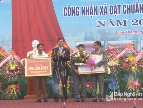 Xã Nam Thanh (Nam Đàn) đón bằng công nhận đạt chuẩn Nông thôn mới