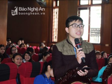 Ban Giám hiệu Trường Đại học Vinh đối thoại với sinh viên