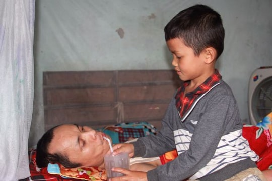 Xót lòng bé trai lớp 2 chăm bố liệt giường