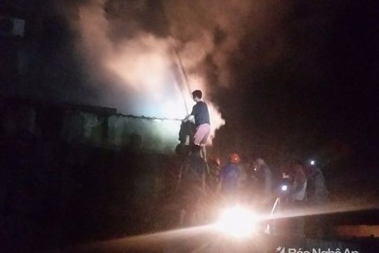 Cháy quán karaoke, nhiều người chạy thoát thân