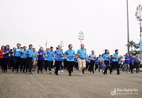 Lãnh đạo tỉnh cùng hơn 1.000 người tham gia Ngày chạy Olympic