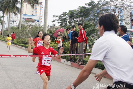 'VĐV chân đất' thị xã Hoàng Mai giành giải Nhất tại Giải Việt dã tỉnh