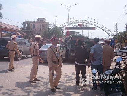 Xe con vượt ẩu đâm xe tải, 1 người nhập viện