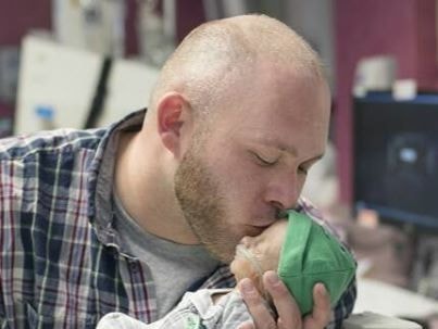 Khoảnh khắc hạnh phúc của cậu bé mắc bệnh hiếm gặp