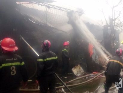 'Bà hỏa' thiêu rụi nhiều kho hàng tại phường Vinh Tân