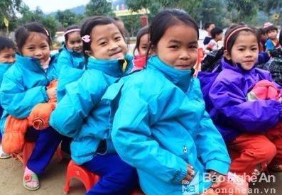 Đình chỉ cô giáo tiểu học dùng thước đánh 23 học sinh