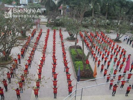 500 học sinh đồng diễn dân vũ mừng sinh nhật Đoàn