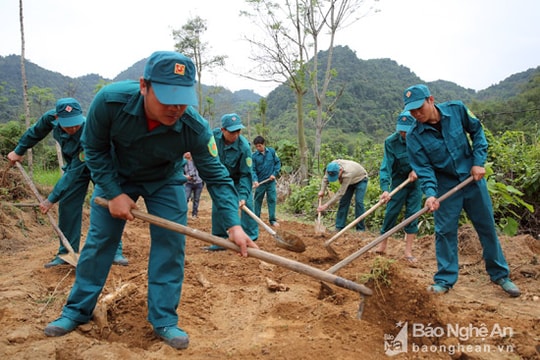 Bộ đội, dân quân huyện Con Cuông giúp dân mở đường