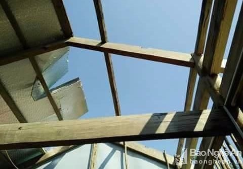 Hơn 50 ngôi nhà tốc mái do mưa đá và lốc xoáy ở biên giới Nghệ An