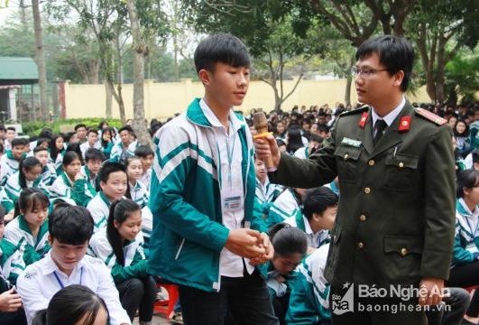 Học sinh tìm hiểu tác hại ma túy để làm chủ bản thân