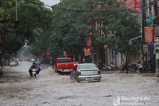Nhiều tuyến đường thành Vinh ngập nặng chỉ sau một cơn mưa