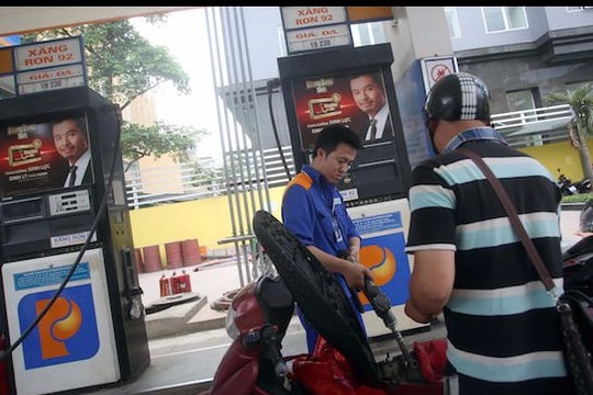 15h chiều nay, giá xăng giảm 708 đồng/lít