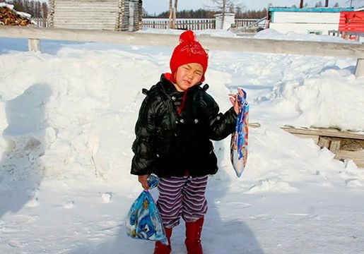 Bé 4 tuổi đi bộ 8km trong tuyết để tìm người cứu bà
