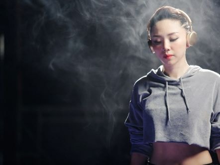 Tóc Tiên diện croptop khoe eo thon