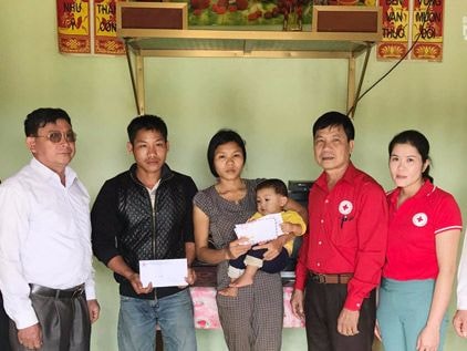 Trao tiền hỗ trợ cho trẻ em bị bệnh tim bẩm sinh ở Nghĩa Đàn