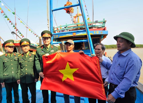 Tặng 2.000 cờ Tổ quốc cho ngư dân Diễn Châu