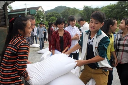 Cấp 72.945 kg gạo cho học sinh vùng đặc biệt khó khăn