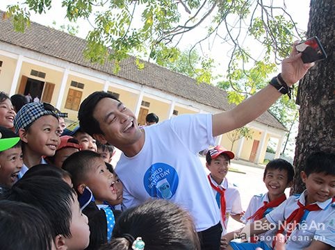 MC Phan Anh mang niềm vui đến cho trẻ em Nghệ An