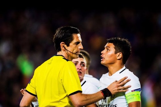 Trọng tài điều khiển trận Barcelona-PSG bất ngờ… trắng án