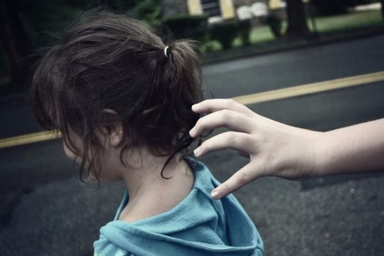 Thủ đoạn dụ dỗ trẻ của kẻ ấu dâm mà cha mẹ nào cũng cần biết