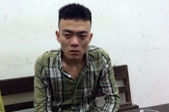 Kẻ bán ma tuý trong phòng ngủ chống trả cảnh sát