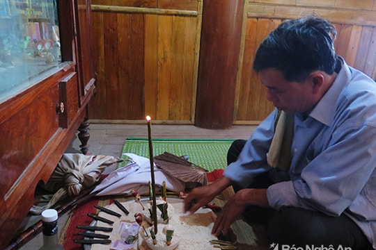 Độc đáo cách gieo quẻ của người Thái Nghệ An