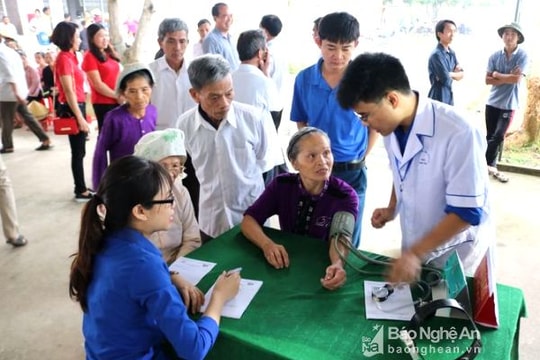 Hơn 200 người dân Anh Sơn được khám cấp phát thuốc, cắt tóc miễn phí