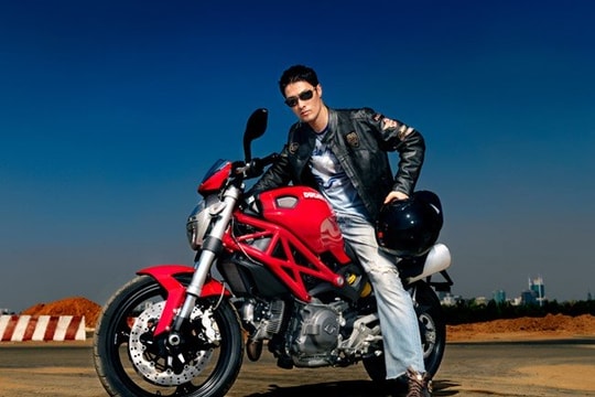 Johnny Trí Nguyễn bị tai nạn, xe mô tô 'khủng' 400 triệu vỡ nát