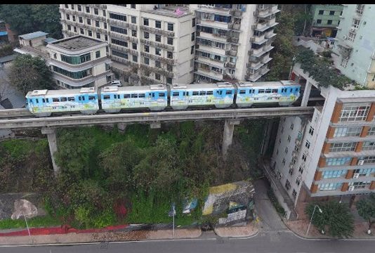 Lạ lùng tàu điện đi xuyên tòa nhà cao tầng