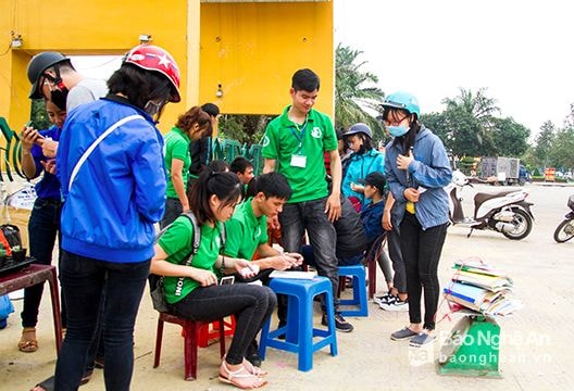Nghệ An đổi giấy lộn lấy cây xanh