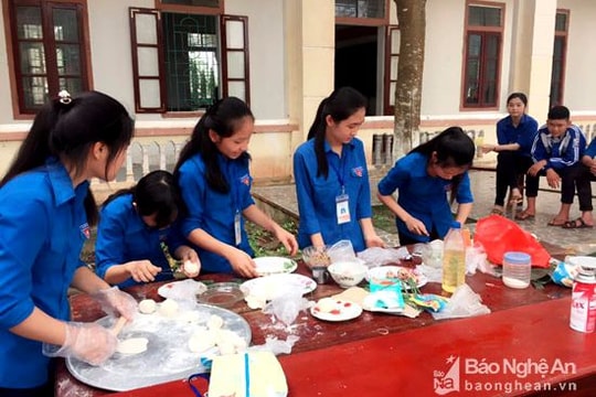 Học sinh vùng cao thi làm bánh chào mừng ngày 26/3