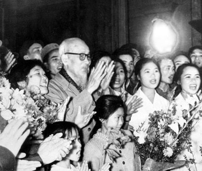 Bác Hồ với việc giáo dục thanh niên