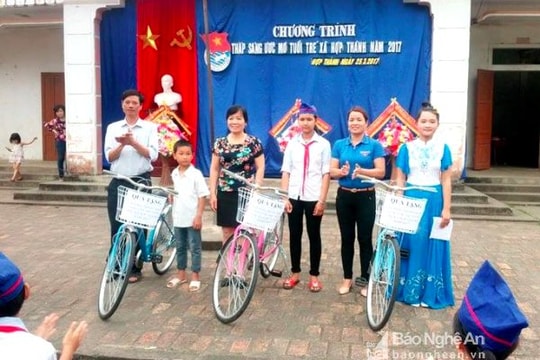 Yên Thành: Tặng xe đạp cho học sinh nghèo học giỏi
