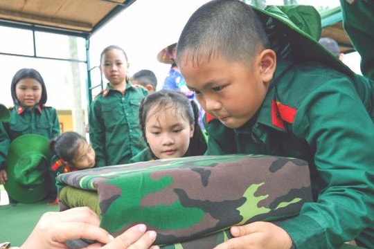Học sinh tiểu học trải nghiệm một ngày làm chiến sỹ