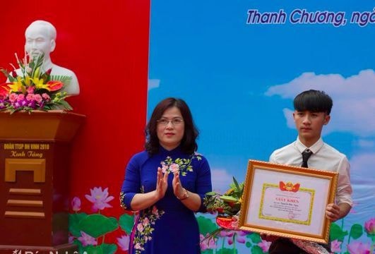 Sở GD&ĐT trao tặng giấy khen cho học sinh cứu người gặp nạn